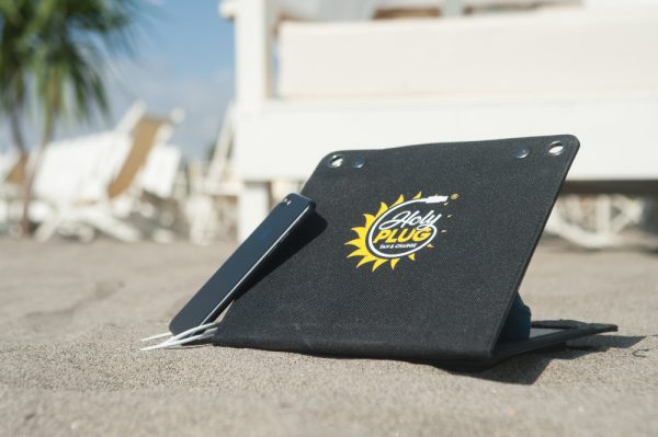 holy plug, caricatore a batteria solare di ultima generazione posato sulla sabbia