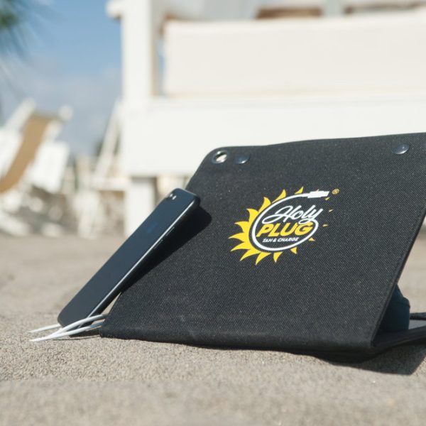 holy plug, caricatore a batteria solare di ultima generazione posato sulla sabbia